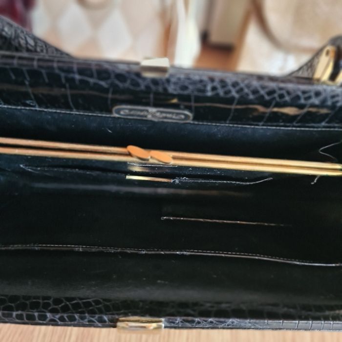 Frumoase poșete din piele