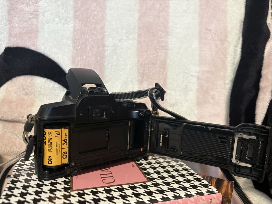 Филмов фотоапарат Canon EOS 5000 SLR с обектив 38-76mm-за части