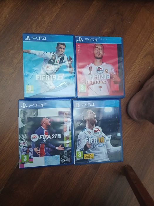 Vand playstation 4 cu toate cablurile necesare ,o maneta + 5 jocuri