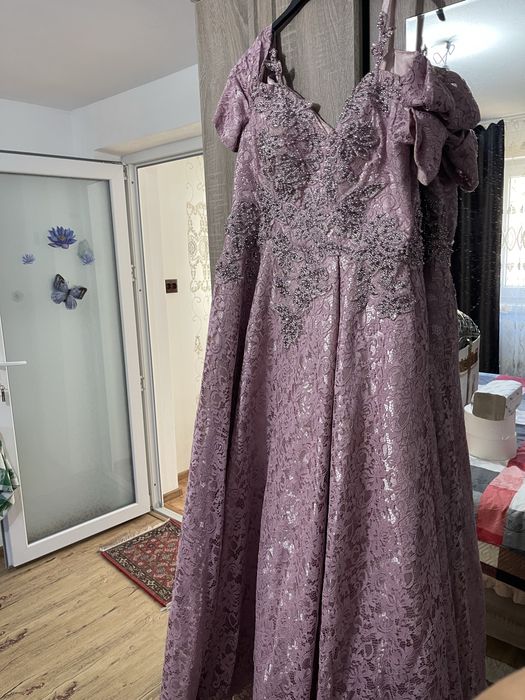 Vand rochita de ocazie