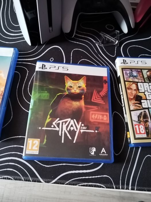 PlayStation 5 slim с три игри и три джойстика