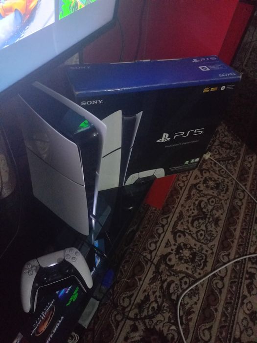 PS5 slim holati ideal tiniq 1TB hotirasi o'yinlar yozigan karobka bor.