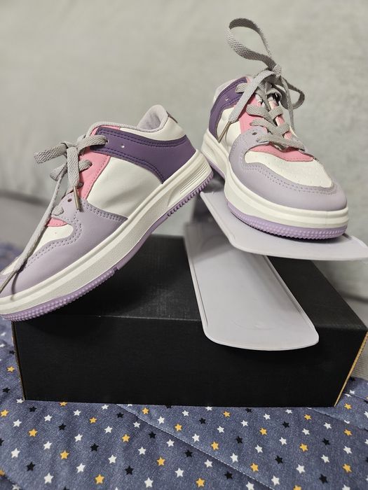 Кроссовки женские