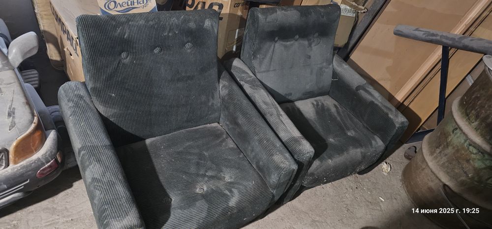 Продам два кресла мягкие