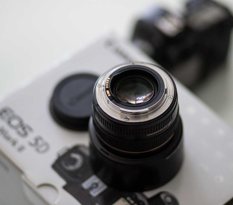 CANON EOS 5D MARK II FULL FRAME с обектив Canon EF 50mm f 1.4 USM  ТОП