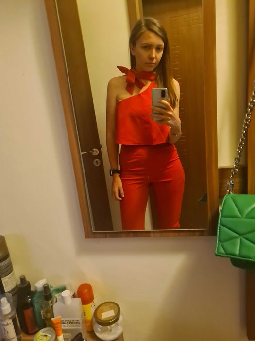 Елегантен гащеризон. Носен е веднъж. Без забележки. Размер М.