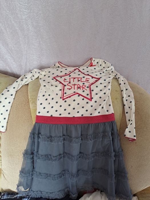 продам платья на девочку