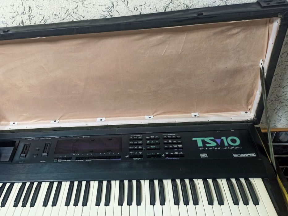 Ensoniq ts 10 sotiladi.  3-5 Versiya