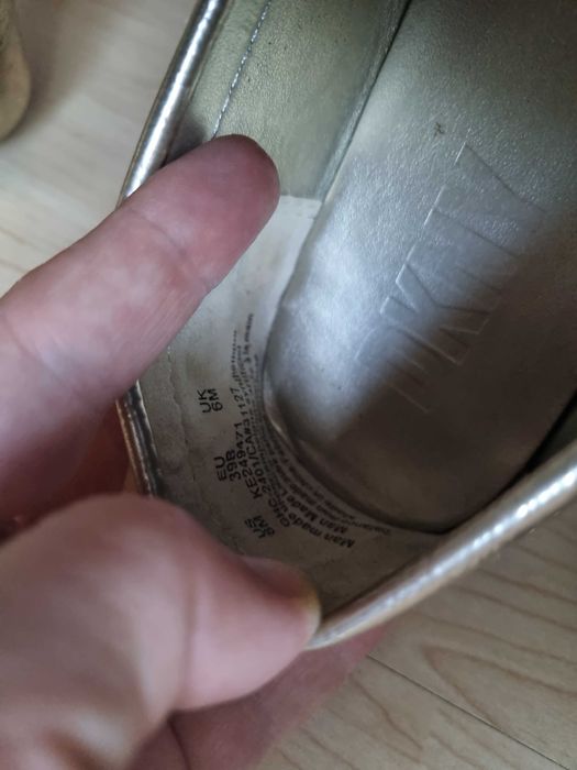 DKNY мокасини в златист цвят