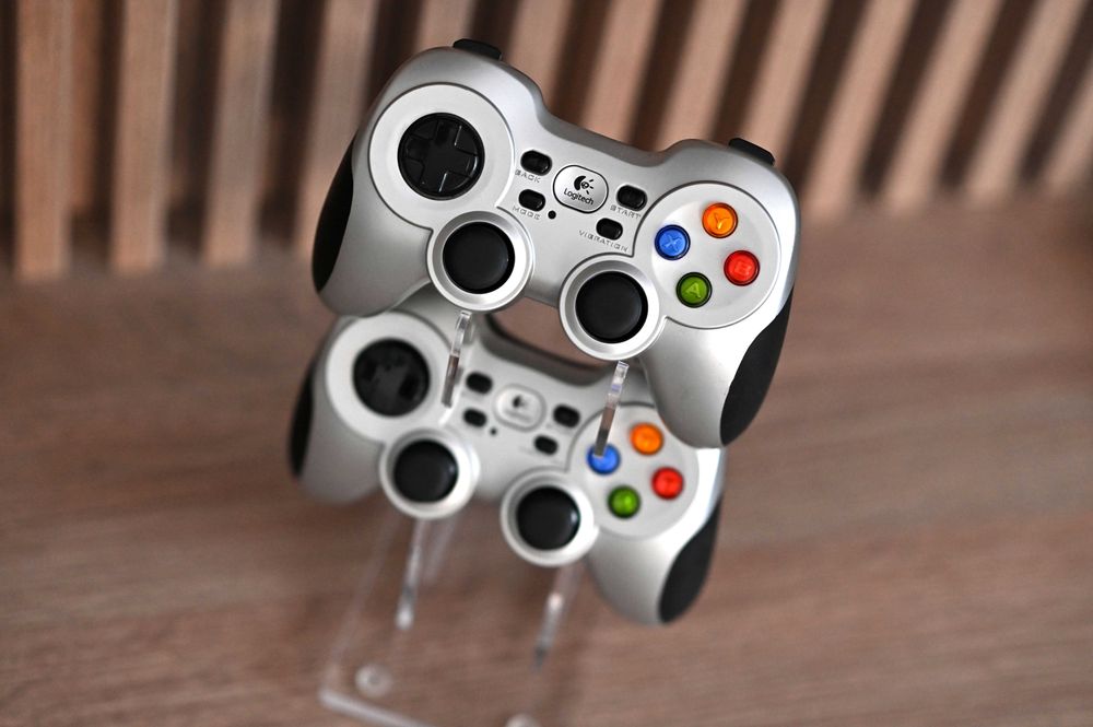 Gamepad Wireless Logitech F710 - 2 bucati - Impecabil