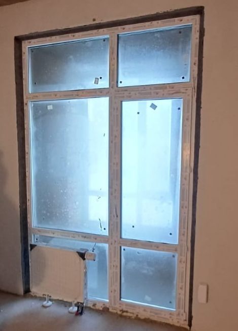 Витражные окна со стеклом и с дверью