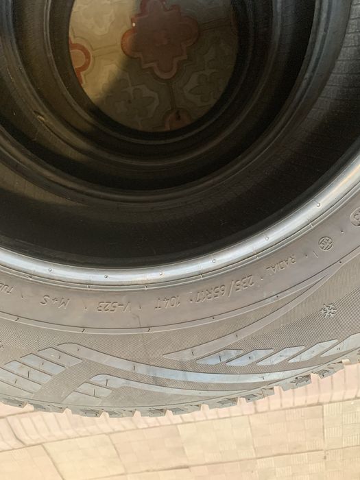 Продам зимние шипованнве шины 235/65/17