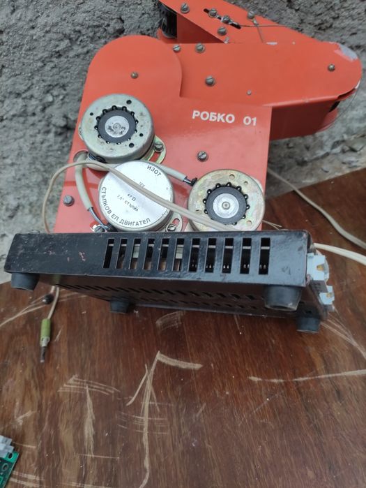 Ретро учебен робот РОБКО 01 – за реставрация
​Описание:
Продавам три б
