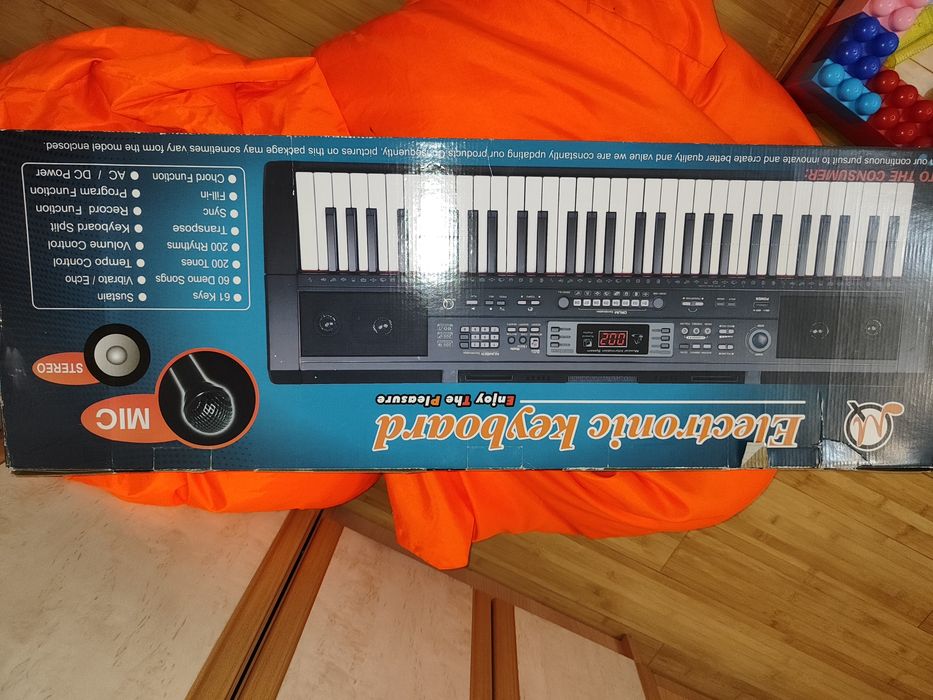 Синтезатор новый. Полупрофессиональный.