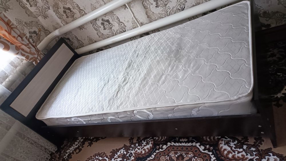 Продается кровать с матрасом