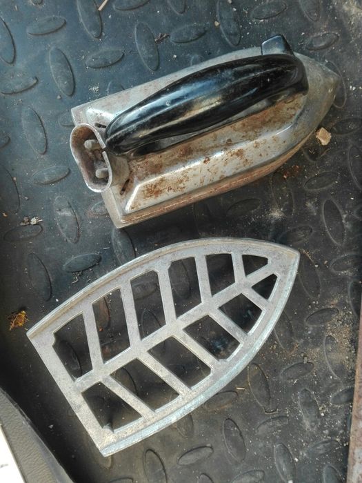 Продава се стара електрическа ютия