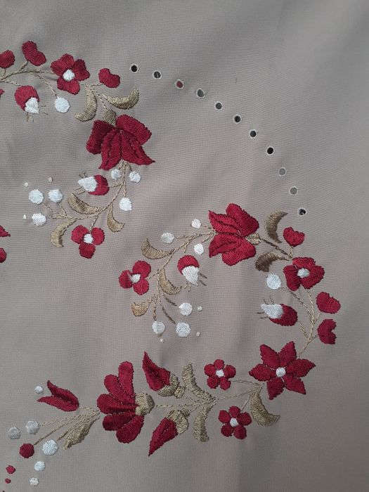 Скатерть вышитая