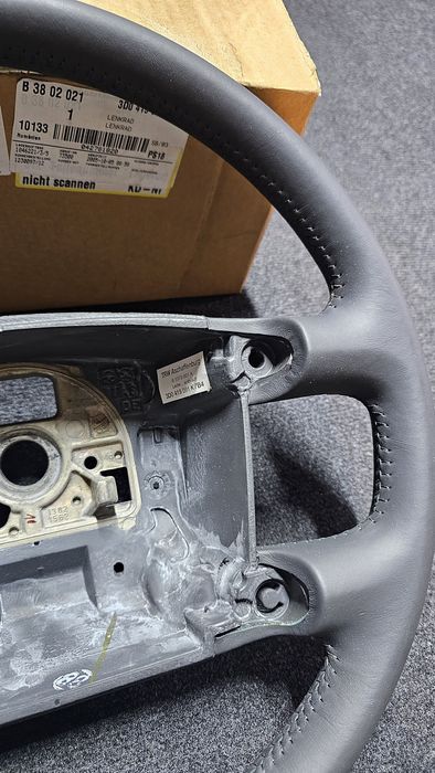 Volan piele nou original Volkswagen Phaeton / Touareg 2002 - 2010

Cod