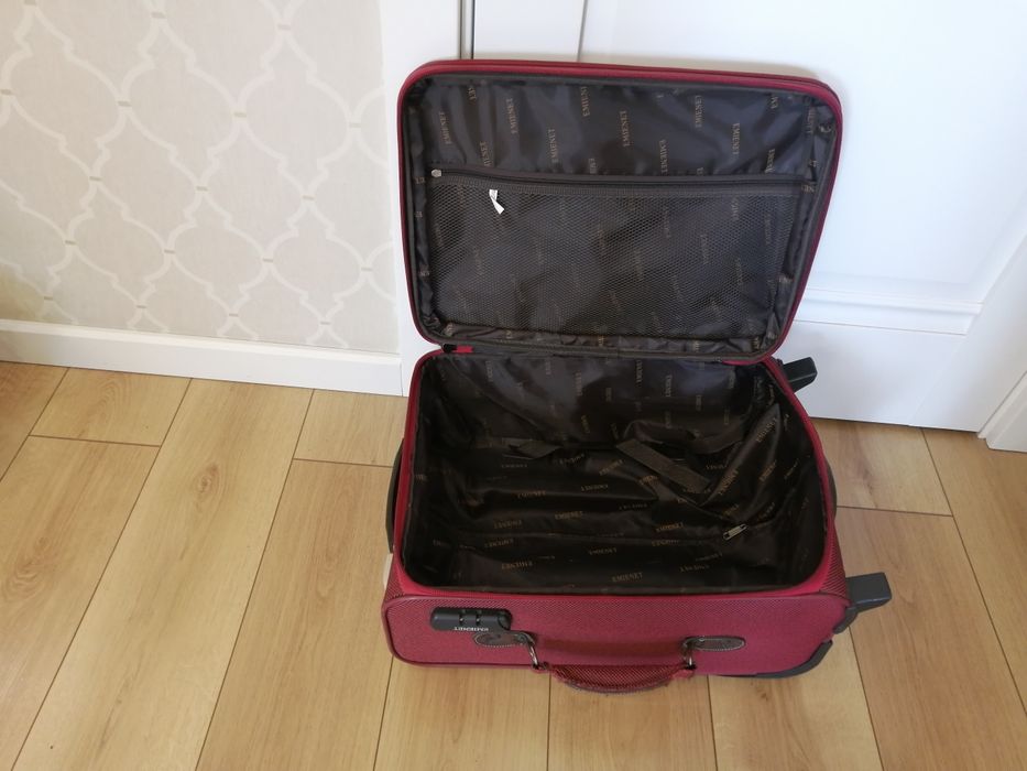 Продам средний чемодан.