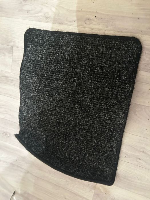 Продам орига ковры от ауди 80/90.