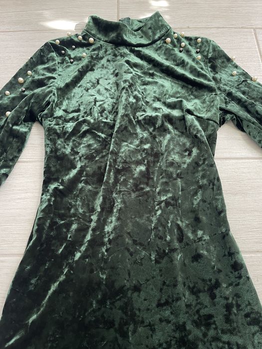 Зелена рокля с перлички
