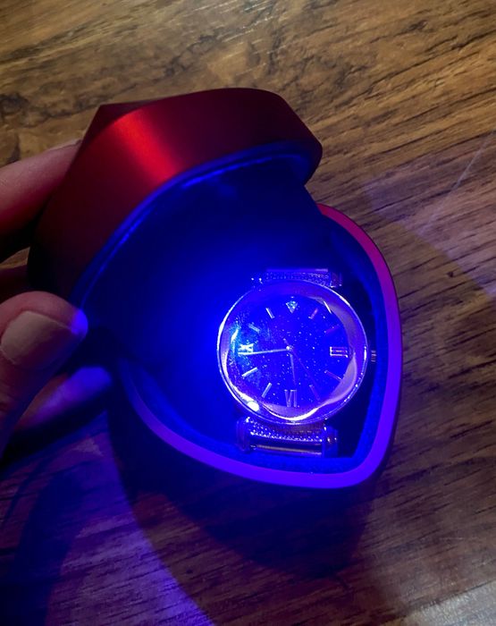 Чисто нов часовник в луксозна кутийка сърчице