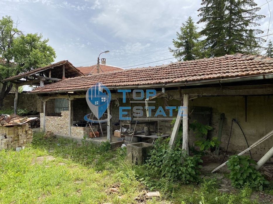 Къща с голям двор и стопански постройки в с. Косарка, област Габрово.
