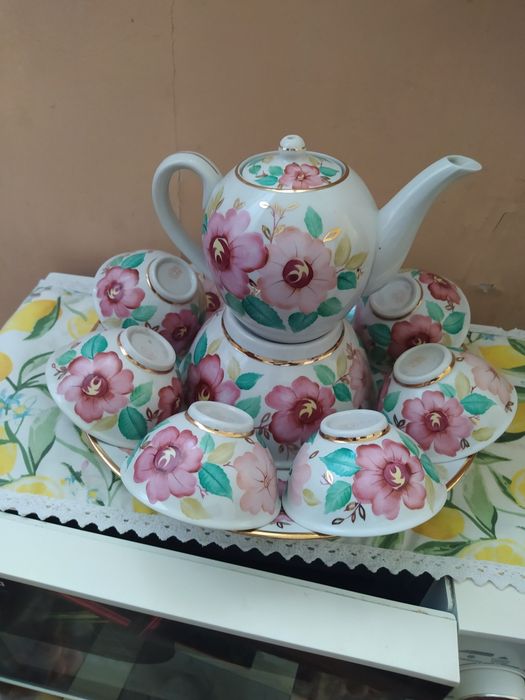 Чайный сервиз новый стояла на Серванте