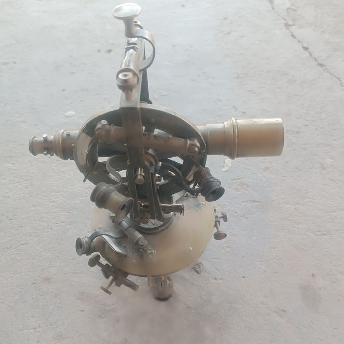 Антик теодалит 1853 йил Федор Швабе томонидан чикарилган