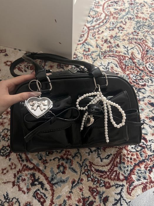 черная лакированная сумочка