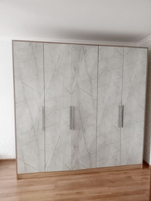 Вместительный шкаф для одежды по