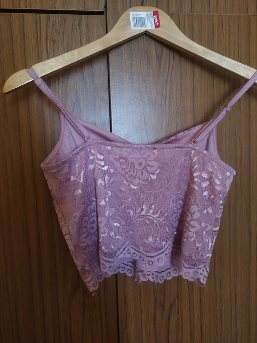 Топ в нежен цвят.