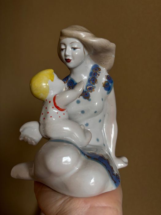 Статуэтка ,,Материнство’’