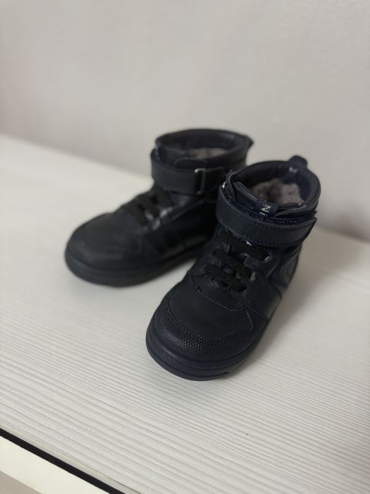 Продам детскую обувь