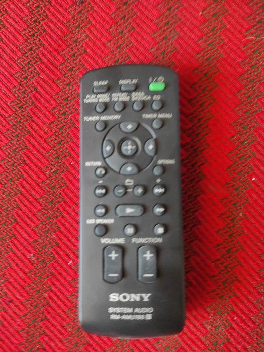 Telecomandă Sony pentru combină muzicală, în stare perfectă de funcționare.