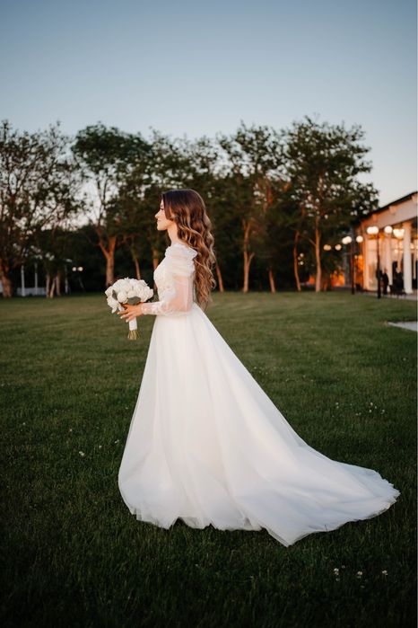 Rochie de mireasă ivory cu trenă regală și mâneci din dantelă