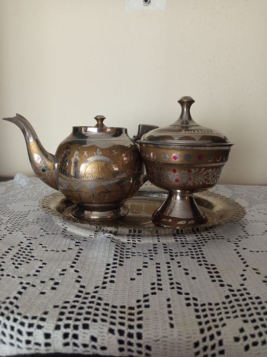 Порцелан , стъкло, месинг,Цептер