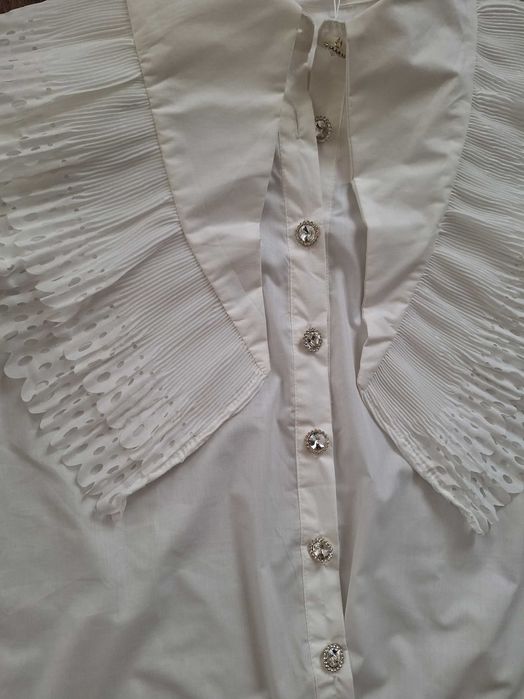 Бяла дамска ризка