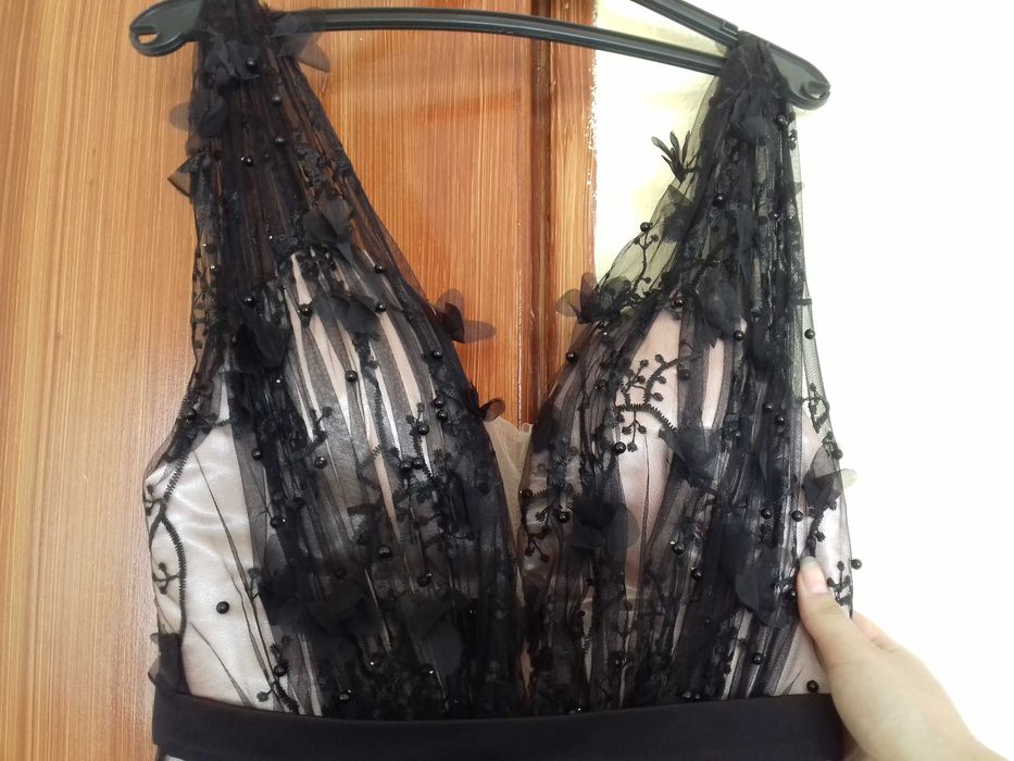 Розова дизайнерска абитуриентска рокля с черна дантела от Асеновград