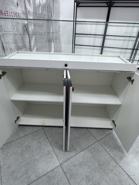 Стеклянная ветрина