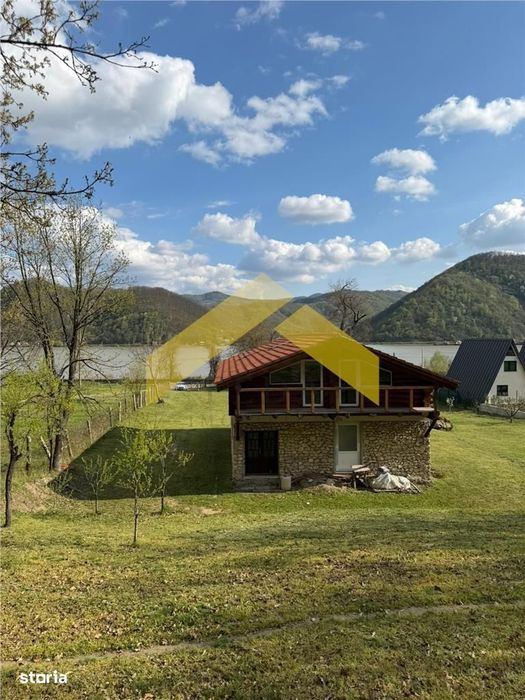 Cabana din piatra de codru si busteni pe Clisura Dunarii, Caraș-S