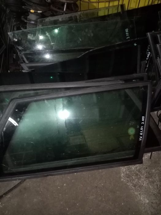 Стекла передние на Мерседес 124