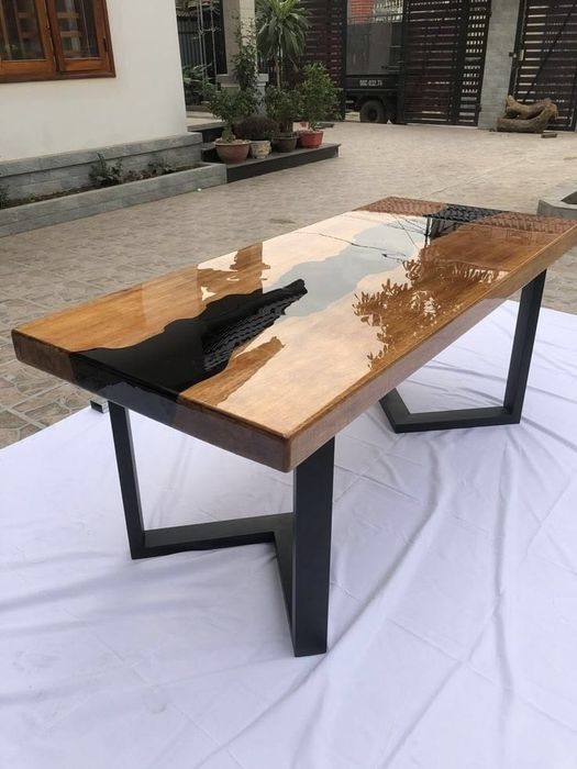 !! REDUCERE !! 25%  Masă din lemn masiv cu rasina epoxidica.