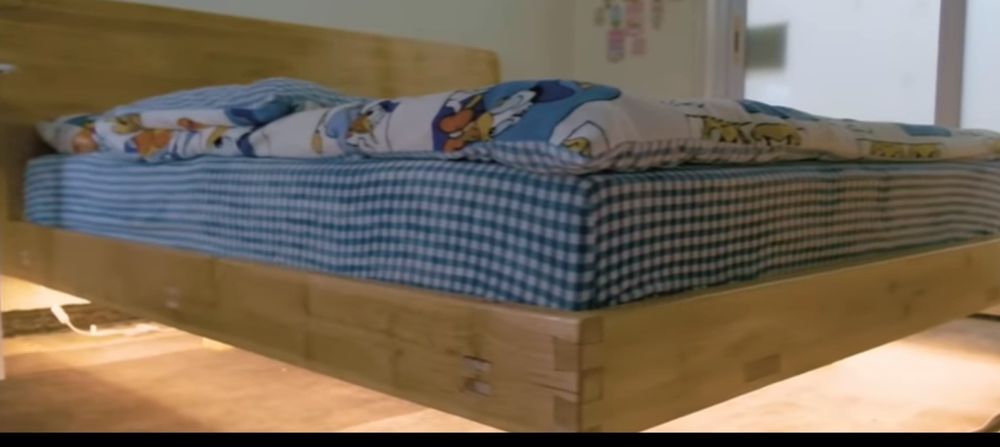 Кровать из дерева