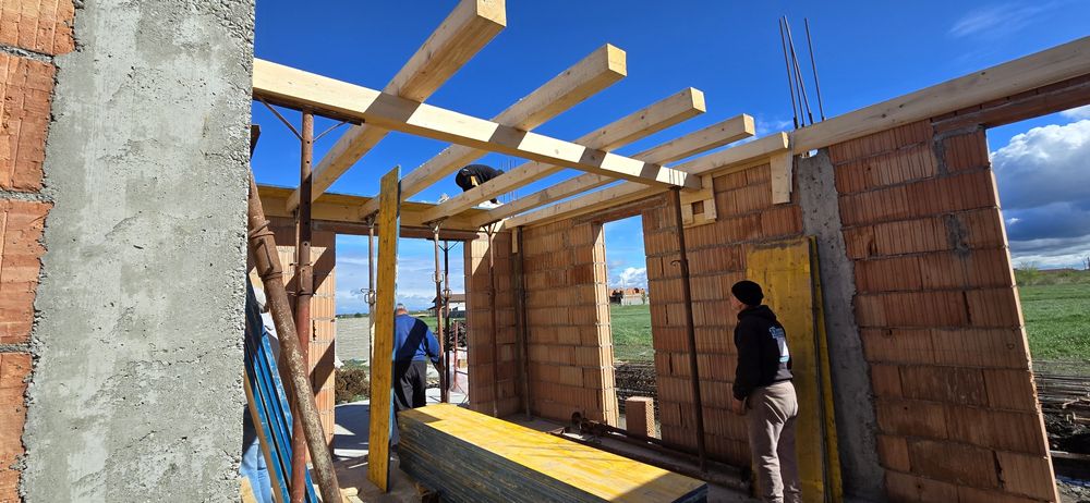 Construcții case la rosu