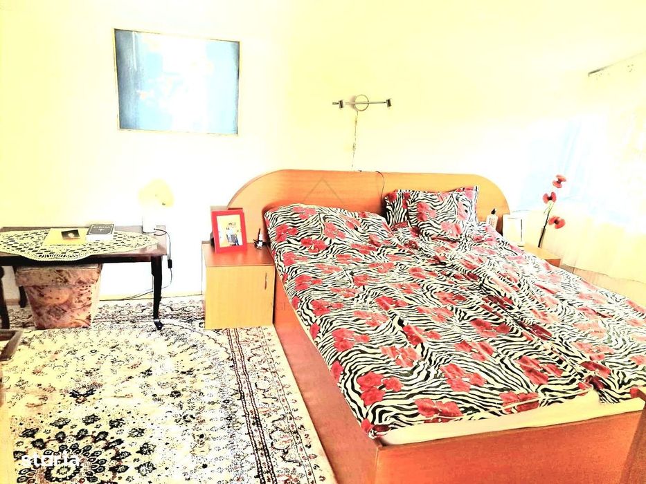 Vind apartament 3 camere zona Plopilor.