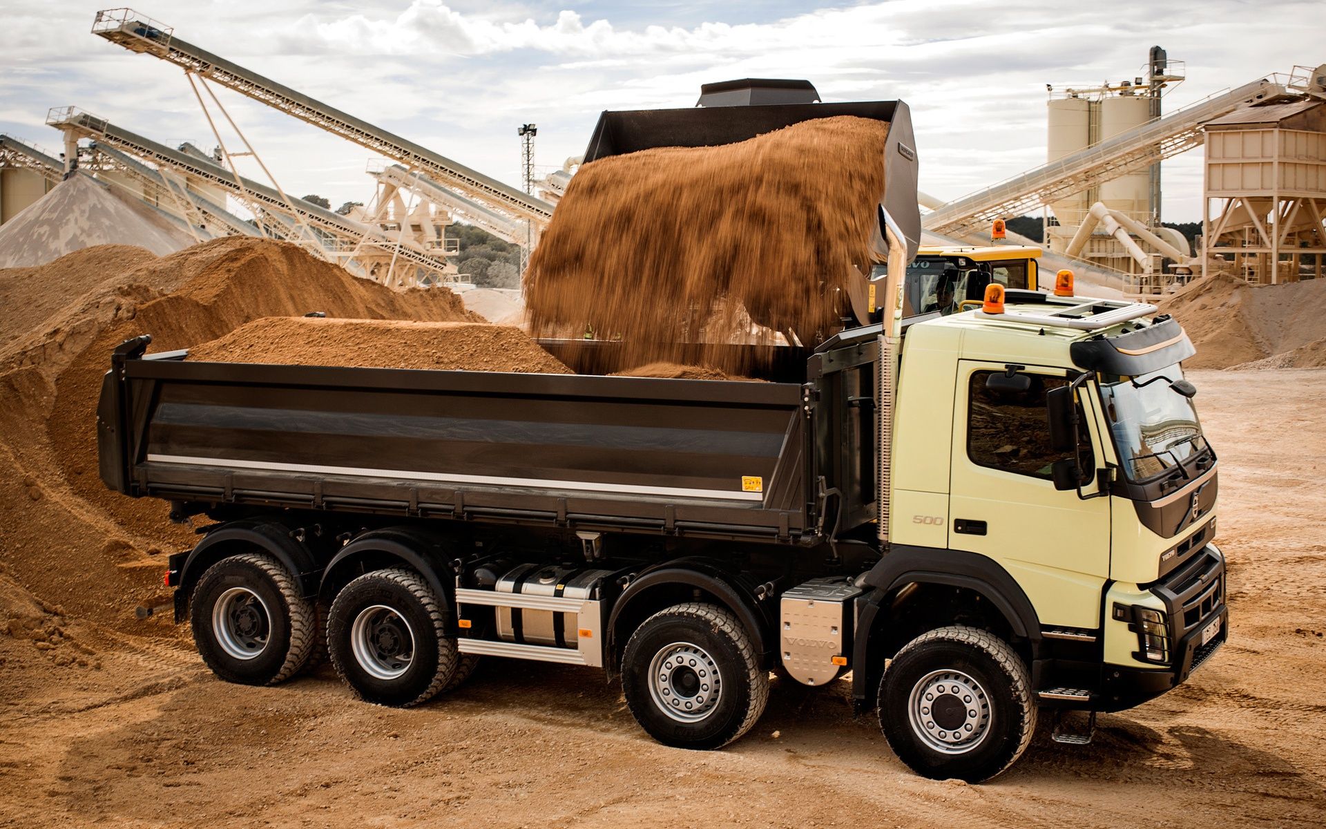 На стройку доставили на 24 грузовиках песок. Volvo FMX 8x4. Вольво FMX 8x4 карьерный. Volvo FMX 8x4 2013. Volvo FMX 500.