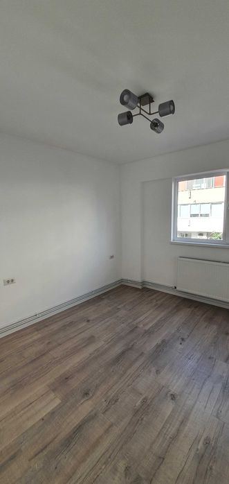 Inchiriez apartament 3 camere ultracentral - zona Romal - Campina