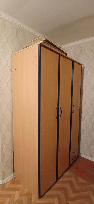 Шкаф продается трехдверный