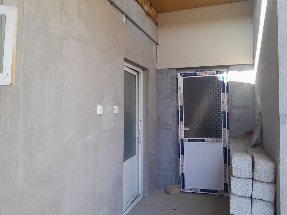 Hovli joyli uy sotiladi